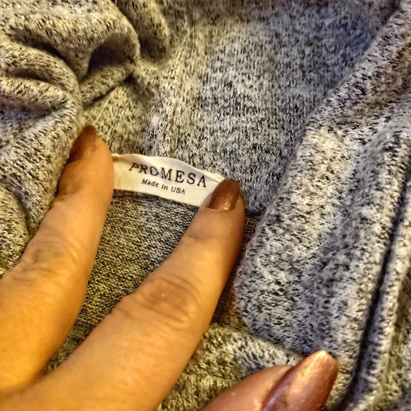 Cold shoulder top - Picture 2 of 2